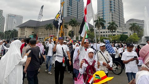 Massa aksi damai bela Palestina di kawasan Patung Kuda, Jakarta, Minggu (5/11/2023). Foto: Haya Syahira/kumparan