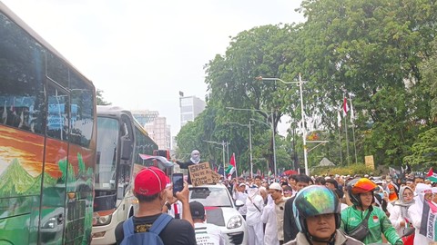 Suasana lalu lintas di sekitar Tugu Tani, Minggu (5/11/2023). Foto: Hedi/kumparan