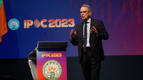 Peneliti minyak nabati global dari Oil World, Thomas Mielke dalam presentasinya di Indonesia Palm Oil Conference (IPOC) 2023 di Hotel Westin Bali, Rabu (3/11). dok GAPKI
