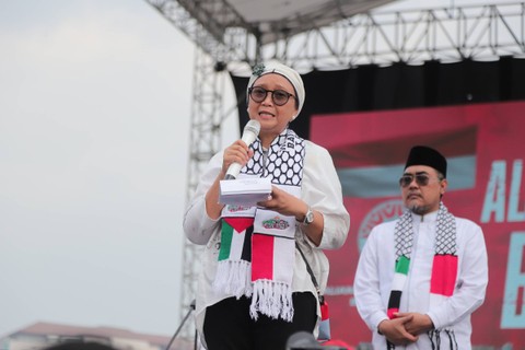 Menlu Retno Marsudi bacakan puisi saat Aksi Bela Palestina di Monas, Minggu (5/11/2023). Foto: Iqbal Firdaus/kumparan