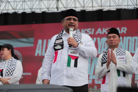 Menteri Agama RI Yaqut Cholil Qoumas menghadiri Aksi Bela Palestina di Monas, Jakarta, Minggu (5/11/2023). Foto: Iqbal Firdaus/kumparan