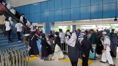 KCI sebut da peningkatan yang cukup signifikan pada jumlah pengguna yang turun di Stasiun Gondangdia dan Stasiun Juanda pada pagi hari ini. Hingga pukul 09.00 WIB, tercatat sebanyak 21.606 orang yang turun di stasiun tersebut. dok KCI 