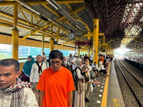 KCI sebut da peningkatan yang cukup signifikan pada jumlah pengguna yang turun di Stasiun Gondangdia dan Stasiun Juanda pada pagi hari ini. Hingga pukul 09.00 WIB, tercatat sebanyak 21.606 orang yang turun di stasiun tersebut. dok KCI 