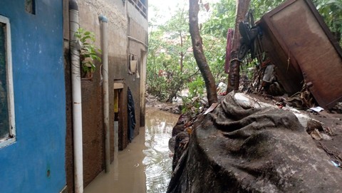Kondisi usai banjir di kawasan Taman Harapan, Cawang, Jakarta Timur, Minggu (5/11/2023).  Foto: Fadlan/kumparan