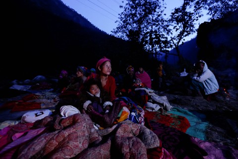 Warga terdampak gempa menghabiskan malam di luar ruangan pascagempa bumi di Rukum, Nepal, Minggu (5/11/2023). Foto: Navesh Chitrakar/REUTERS