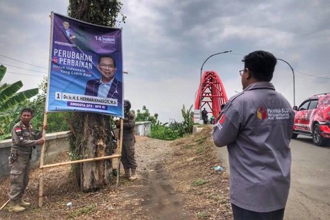 Petugas gabungan menertibkan alat peraga kampanye di Kabupaten Indramayu, Jawa Barat, Minggu (5/11/2023).  Foto: kumparan