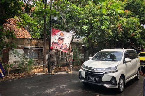 Petugas gabungan menertibkan alat peraga kampanye di Kabupaten Indramayu, Jawa Barat, Minggu (5/11/2023).  Foto: kumparan