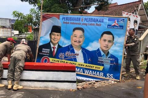 Petugas gabungan menertibkan alat peraga kampanye di Kabupaten Indramayu, Jawa Barat, Minggu (5/11/2023).  Foto: kumparan