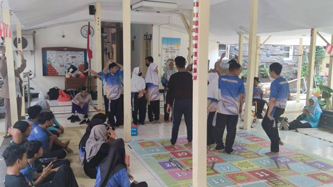 Mahasiswa UGM saat memberikan edukasi seksual kepada pelajar penyandang tunagrahita di salah satu SLB di Yogya. Foto: Dok. PKM-PM ESSEL UGM