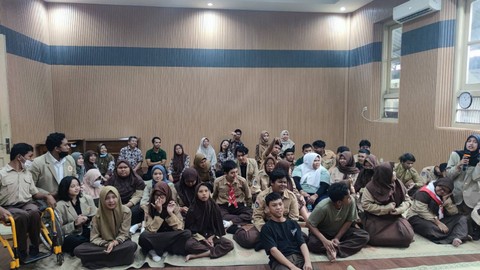 Mahasiswa UGM saat memberikan edukasi seksual kepada pelajar penyandang tunagrahita di salah satu SLB di Yogya. Foto: Dok. PKM-PM ESSEL UGM