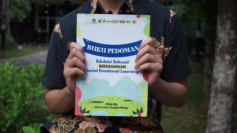 Sampul buku pedoman edukasi seksual berdasarkan Social Emotional Learning yang dibuat oleh Tim PKM-PM ESSEL UGM. Foto: Arif UT/Pandangan Jogja