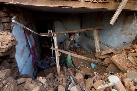 Warga korban gempa mencari barang-barangnya di reruntuhan sebuah rumah, di Jajarkot, Nepal, Minggu (5/11/2023). Foto: Navesh Chitrakar/REUTERS