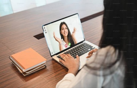 Ilustrasi Jelaskan dan Berilah Contoh Bentuk-Bentuk Komunikasi dalam Pemahaman Teknik-Teknik Komunikasi   Sumber Unsplash/Getty Images