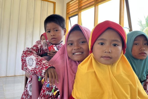 Syifa (berjilbab merah muda) bersama Ma'ruf (paling belakang) di Sekolah Tombiobong, Dusun Tombiobong, Desa Maleo Jaya, Kabupaten Banggai, Provinsi Sulawesi Selatan, Rabu (1/11/2023). Foto: Ema Fitriyani/kumparan