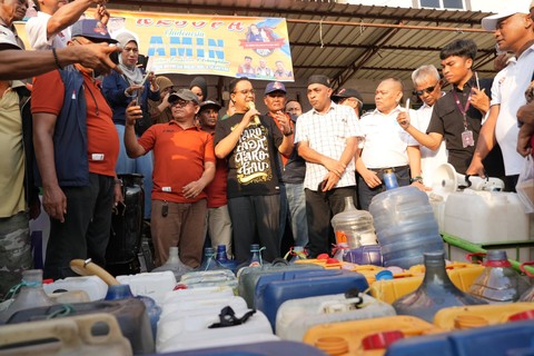 Bacapres dari Koaliasi Perubahan untuk Persatuan Anies Baswedan mengikuti kegiatan bagi air bersih gratis kepada warga Buloa, Kota Makassar, Minggu (5/11/2023).  Foto: Dok. Istimewa