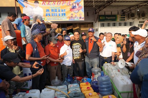 Bacapres dari Koaliasi Perubahan untuk Persatuan Anies Baswedan mengikuti kegiatan bagi air bersih gratis kepada warga Buloa, Kota Makassar, Minggu (5/11/2023).  Foto: Dok. Istimewa