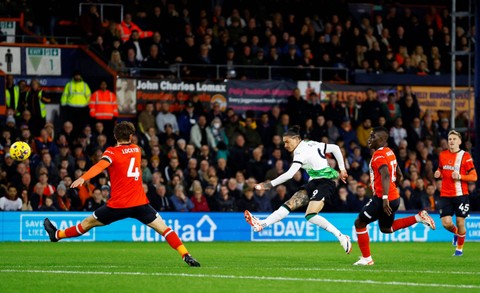 Pemain Liverpool Darwin Nunez menendang bola ke arah gawang Luton Town pada pertandingan Liga Inggris di Kenilworth Road, Luton, Inggris, Minggu (5/11/2023). Foto: Peter Cziborra/REUTERS