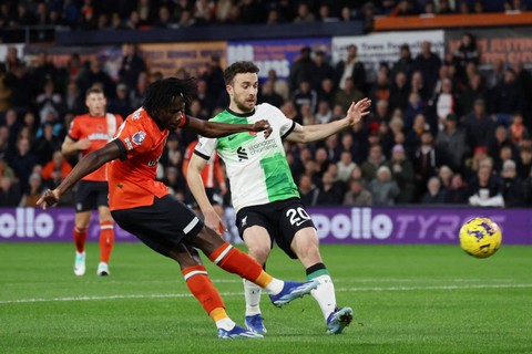 Pemain Liverpool Diogo Jota berebut bola dengan pemain Luton Town Issa Kabore  pada pertandingan Liga Inggris di Kenilworth Road, Luton, Inggris, Minggu (5/11/2023). Foto: Peter Cziborra/REUTERS