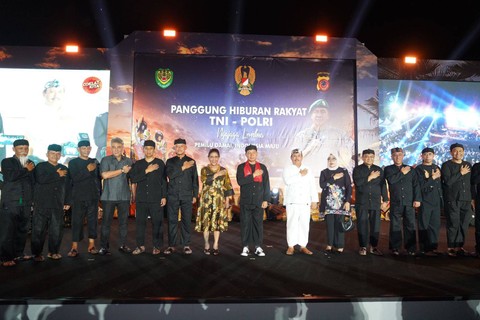 KSAD Agus Subiyanto di panggung hiburan rakyat di Pangandaran, Minggu (5/11/2023) malam. Foto: TNI AD