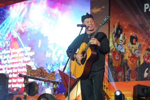 KSAD Agus Subiyanto di panggung hiburan rakyat di Pangandaran, Minggu (5/11/2023) malam. Foto: TNI AD