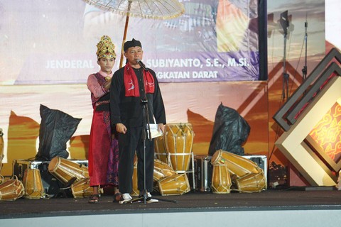 KSAD Agus Subiyanto di panggung hiburan rakyat di Pangandaran, Minggu (5/11/2023) malam. Foto: TNI AD