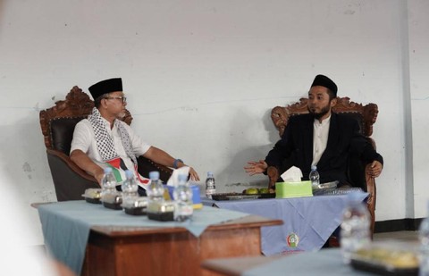 Menteri Perdagangan (Mendag) Zulkifli Hasan menyapa santri Pondok Modern Arrisalah Program Internasional di Bakalan, Gundik, Ponorogo, Jawa  Timur, Minggu (5/11). dok. Jule/ kumparan
