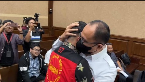 Momen Rafael Alun peluk-cium putranya, Mario Dandy, di PN Jakarta Pusat, Senin (6/11/2023). Foto: Dok. Istimewa
