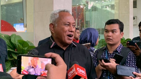 Ketua DPP PDIP Bidang Kehormatan Komarudin Watubun di kantor DPP PDIP, Jakarta, Senin (6/11/2023). Foto: Luthfi Humam/kumparan