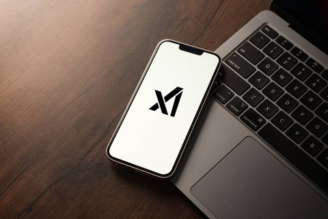 Ilustrasi logo xAI, perusahaan kecerdasan buatan (AI) milik Elon Musk. Foto: Shutterstock
