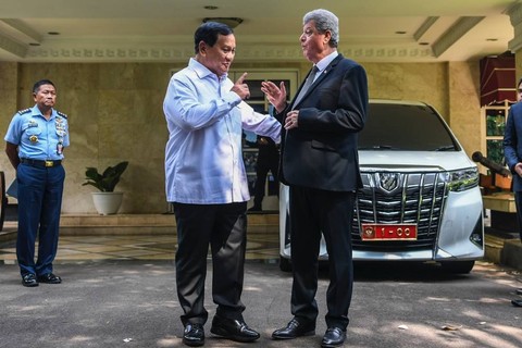 Menteri Pertahanan Prabowo Subianto (kiri) berbincang dengan Duta Besar Palestina Zuhair Al-Shun (kanan) usai menggelar pertemuan di Kementerian Pertahanan, Jakarta Senin (6/11/2023) Foto: Galih Pradipta/ANTARA FOTO