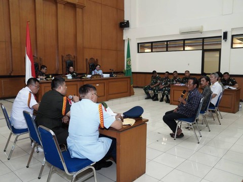 Saksi memberi keterangan dalam sidang lanjutan kasus pembunuhan Imam Masykur oleh 3 prajurit TNI, Senin (6/11). Foto: Dok. Puspen TNI