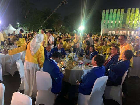 Sejumlah elite Golkar, Demokrat dan PAN dari Koalisi Indonesia Maju (KIM) hadir di puncak HUT ke-59 Golkar di DPP Golkar. Foto: Paulina Herasmaranindar/kumparan