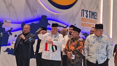 Din Syamsuddin, Ketua DPP NasDem Effendi Chorie hingga Sekjen NasDem Hermawi Taslim usai pertemuan dengan Ketum Surya Paloh di DPP NasDem, Gondangdia, Senin (6/11).  Foto: Annisa Thahira Madina/kumparan