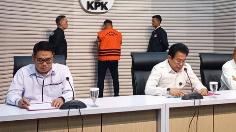 KPK tahan tersangka dugaan korupsi pemberian hadiah di lingkungan Perkeretaapian Bandung, Senin (6/11).  Foto: Hedi/kumparan