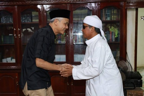 Ganjar Pranowo bersilaturahmi di Pondok Pesantren Hidayatul Fadhola' Walisongo, Kab. Musi Banyuasin, Prov. Sumatera Selatan, Senin (6/11/2023). Foto: Dok. Istimewa