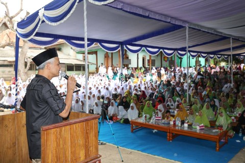 Ganjar Pranowo bersilaturahmi di Pondok Pesantren Hidayatul Fadhola' Walisongo, Kab. Musi Banyuasin, Prov. Sumatera Selatan, Senin (6/11/2023). Foto: Dok. Istimewa