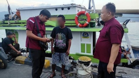 Tim pengawasan keimigrasian Kemenkumham Sulawesi Utara, saat melakukan pengecekan dokumen nelayan di Pelabuhan Perikani Kota Bitung.
