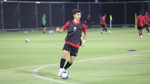 Amar Brkic dalam sesi latihan Timnas U-17 di Surabaya, Senin (6/11/2023). Foto: PSSI