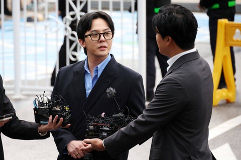 G-dragon dari grup K-pop BIGBANG tiba di kantor polisi untuk diinterogasi terkait dugaan penggunaan narkoba ilegal di Incheon, Korea Selatan, Senin (6/11/2023). Foto: Kim Hong-Ji/REUTERS