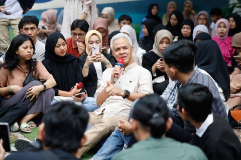 Calon presiden Ganjar Pranowo berdiskusi dengan ratusan kaum Milenial, Generasi Z, hingga mahasiswa di Kota Palembang, Sumatera Selatan, Minggu (5/11/2023). Foto: Dok. Istimewa