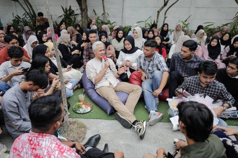 Calon presiden Ganjar Pranowo berdiskusi dengan ratusan kaum Milenial, Generasi Z, hingga mahasiswa di Kota Palembang, Sumatera Selatan, Minggu (5/11/2023). Foto: Dok. Istimewa