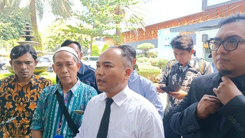 Kuasa hukum eks karyawan perusahaan milik Dermawan Salihin (ketiga dari kiri), ayah Mirna Salihin korban kopi sianida, mendampingi kliennya buat laporan polisi di Polda Metro Jaya, Selasa (7/11/2023). Foto: Thomas Bosco/kumparan