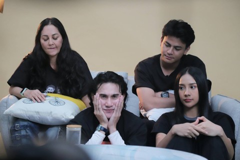 Pemeran Film Gampang Cuan, Meriam Bellina, Alzi Makers, Vino Bastian dan Anya Geraldine di kantor kumparan. Foto: Iqbal Firdaus/kumparan