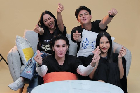 Pemeran Film Gampang Cuan, Meriam Bellina, Alzi Makers, Vino Bastian dan Anya Geraldine di kantor kumparan. Foto: Iqbal Firdaus/kumparan