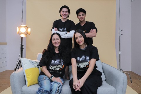 Pemeran Film Gampang Cuan, Meriam Bellina, Alzi Makers, Vino Bastian dan Anya Geraldine di kantor kumparan. Foto: Iqbal Firdaus/kumparan