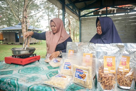 Sejumlah warga memasak nugget yang terbuat dari ikan di Blue Beach, Desa Tanjung Limau, Muara Badak, Kutai Kartanegara, Kalimantan Timur, Selasa (7/11/2023). Foto: Dicky Adam Sidiq/kumparan