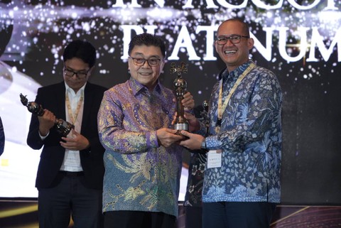 PT Bukit Asam Tbk (PTBA) dapat penghargaan Platinum dalam ajang Asia Sustainability Reporting Rating (ASRRAT) 2023 yang digelar oleh National Center for Corporate Reporting (NCCR). Foto: PTBA