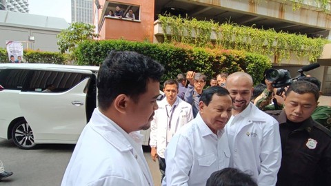 Prabowo dan Bobby Nasution (kanan) dalam Deklarasi Relawan Barisan Pengusaha Pejuang di Jakarta, Rabu (8/11/2023). Foto: Zamachsyari/kumparan