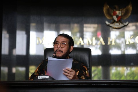 Hakim Mahkamah Konstitusi (MK) Anwar Usman menggelar konferensi pers setelah dicopot dari Ketua MK setelah terbukti melakukan pelanggaran etik di gedung MKRI, Jakarta, Rabu (8/11/2023). Foto: Aditia Noviansyah kumparan
