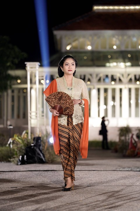 Fashion show keluarga Mangkunegaran di pameran Angsukayana.   Foto: Dok. Mangkunegaran